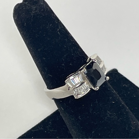 Black Stone Ring with Baguette Rhinestone Details Size 6.75 - Picture 3 of 6